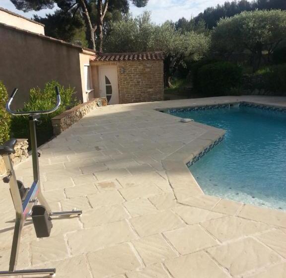 ベッドアンドブレックファースト La Tousque