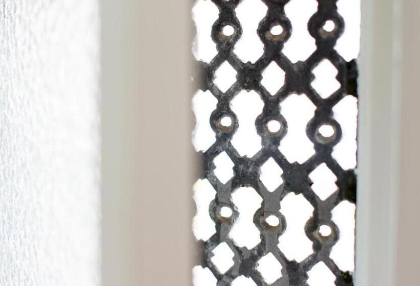 B&b Het Herenhuys Aan De Historische Gracht Van Kollum