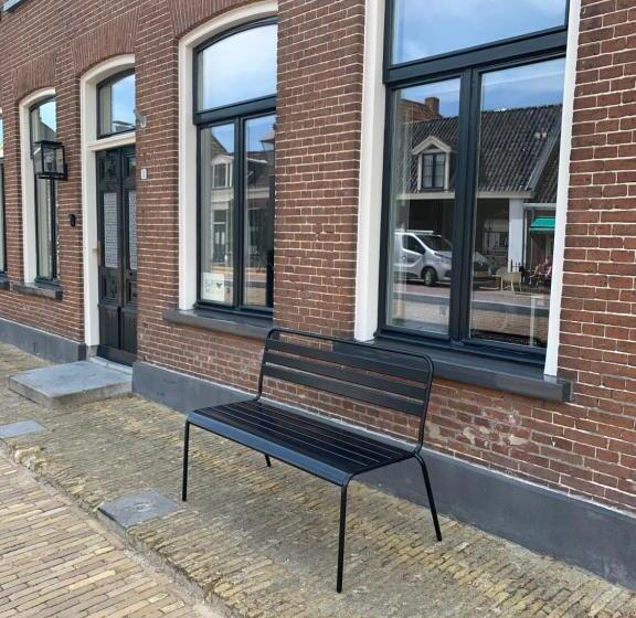 B&b Het Herenhuys Aan De Historische Gracht Van Kollum