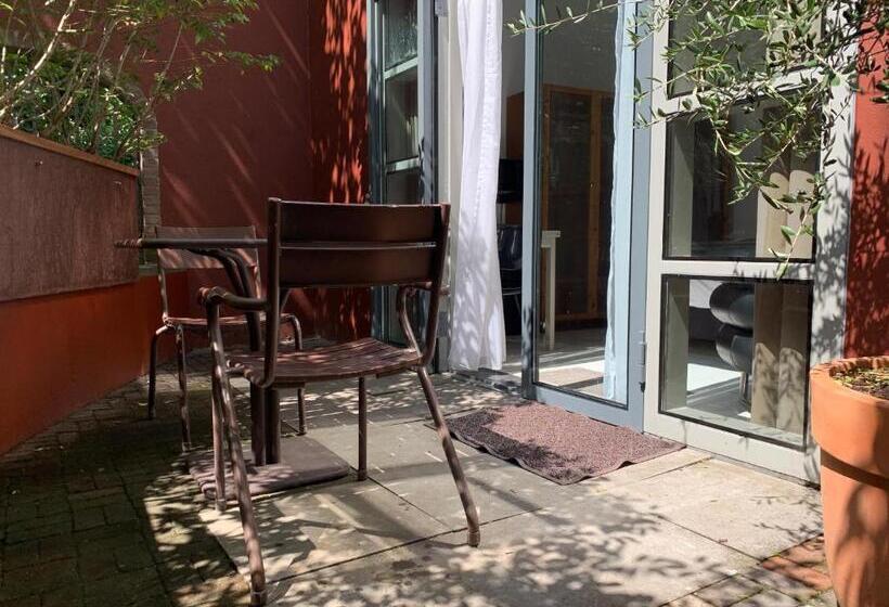 تختخواب و صبحانه Zocher6 Bnb A Monumental Town House In The City Center