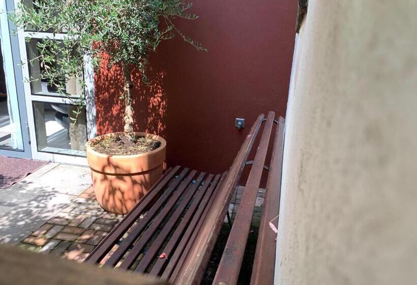 تختخواب و صبحانه Zocher6 Bnb A Monumental Town House In The City Center