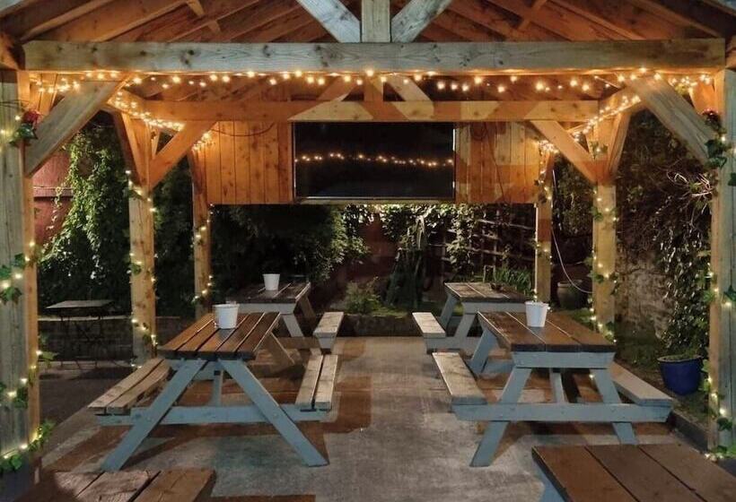 Общежитие Prince Of Wales Pub And Accommodation