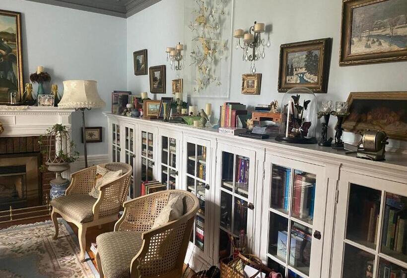 مبيت وإفطار Montrose Inn