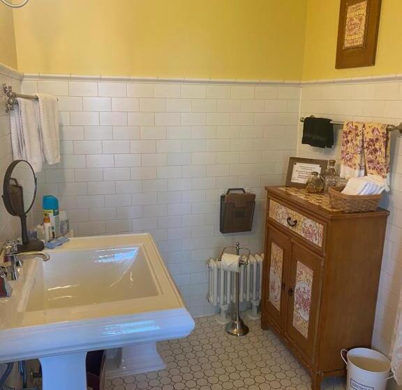 مبيت وإفطار Montrose Inn