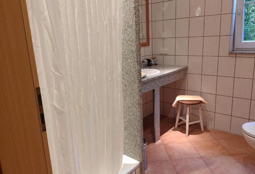 ベッドアンドブレックファースト Weingut Weinstube Weinhotel Wolf