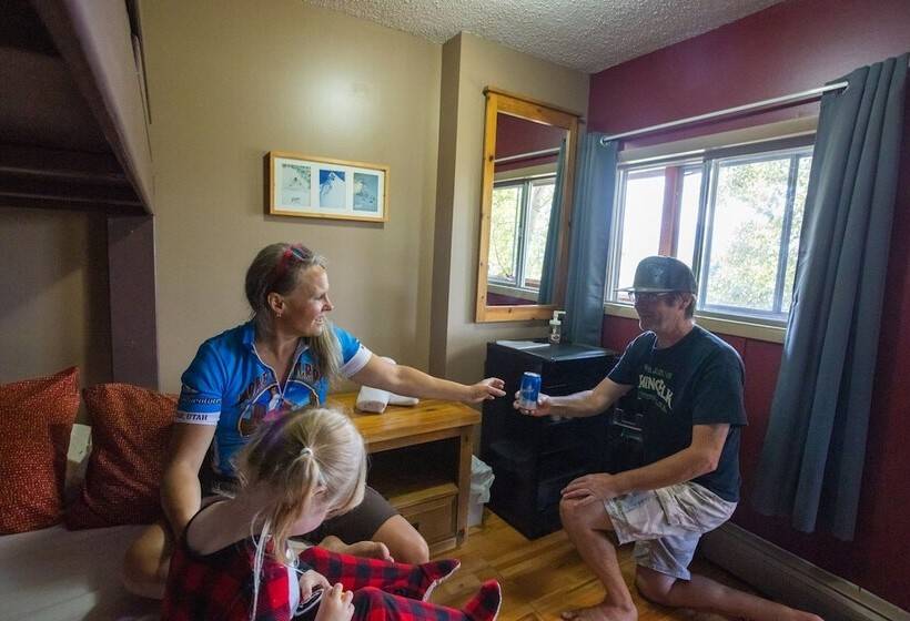 旅馆 The Raging Elk Adventure Lodging