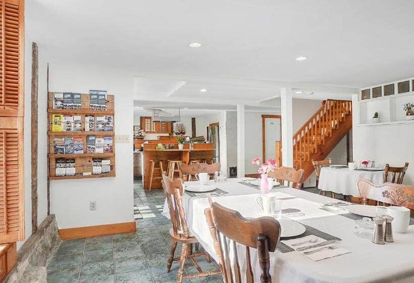 צימר Sail Inn Lunenburg