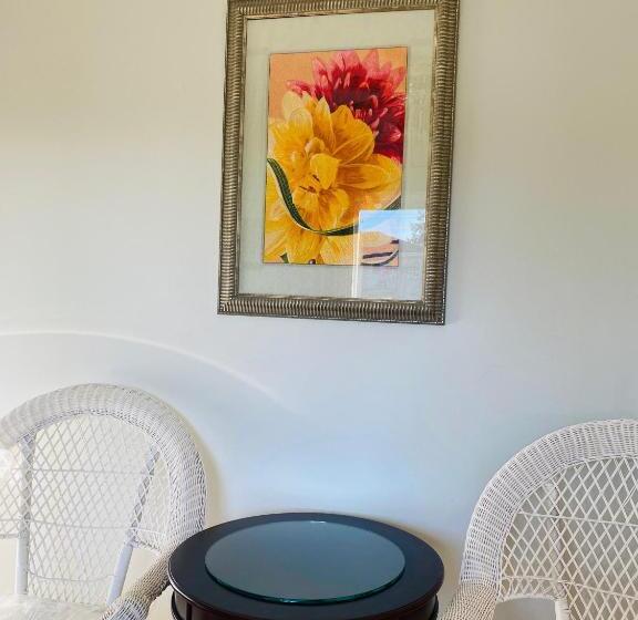 تختخواب و صبحانه Serenity