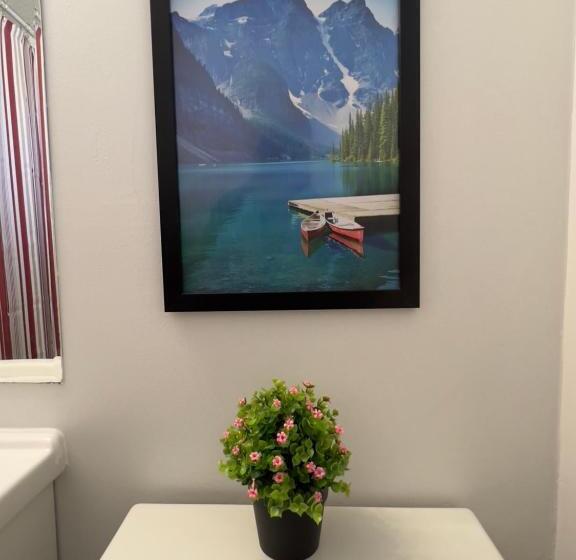 Monashee Motel
