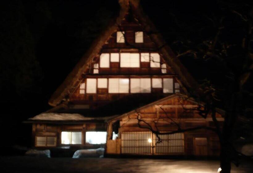 ريوكان Gokayama Onsen Akaokan