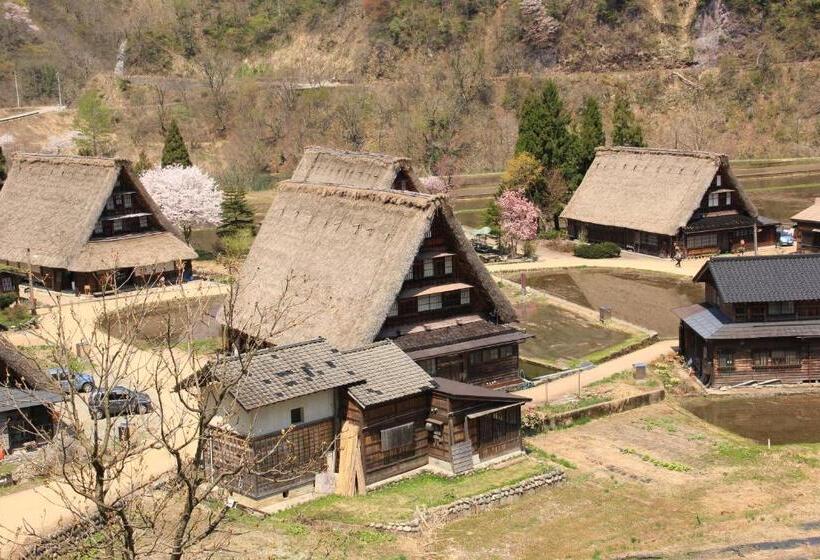 ريوكان Gokayama Onsen Akaokan