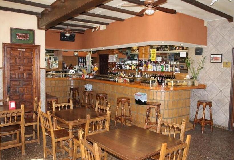 ユースホステル Hostal Restaurante El Cercao