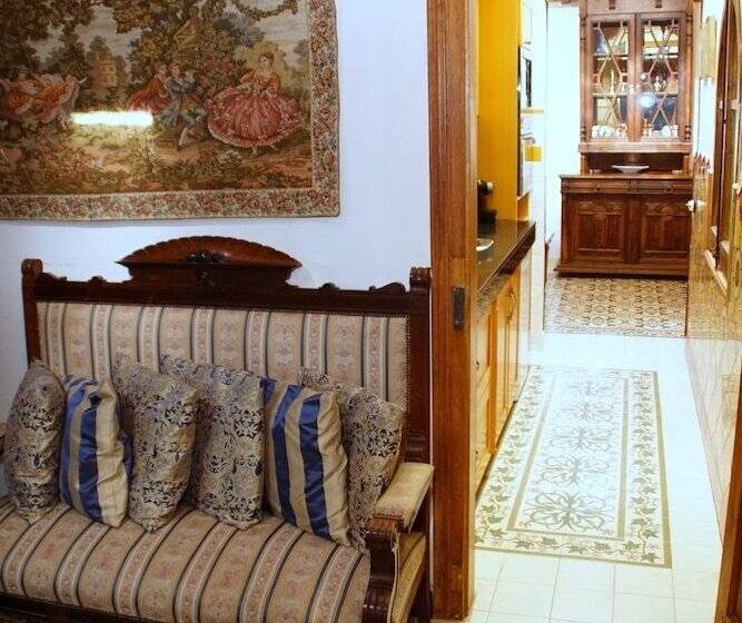 تختخواب و صبحانه Sitges Royal Rooms