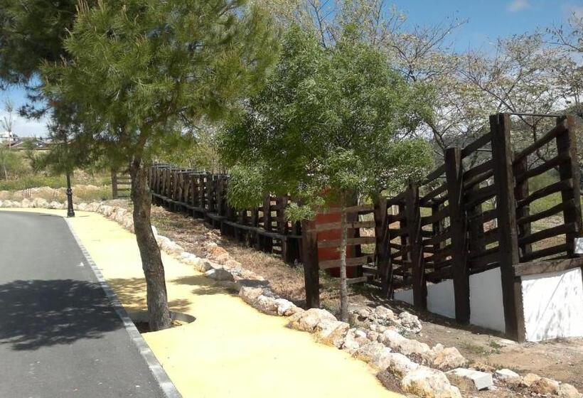 اقامتگاه Complejo Pueblo Blanco