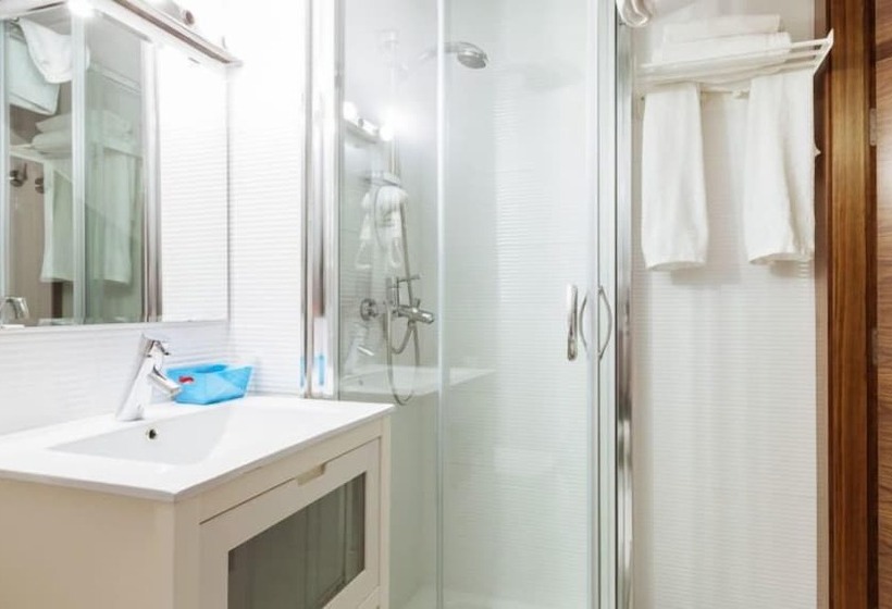 هتل Hostal Arriola