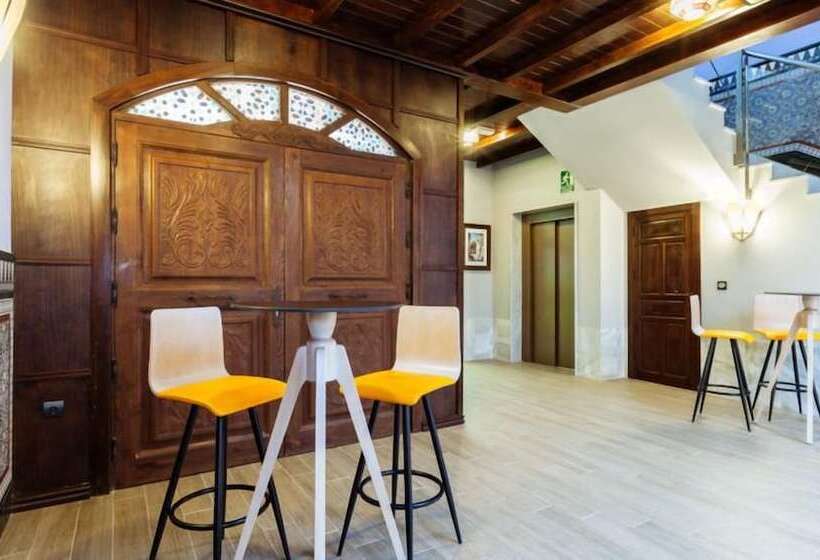 هتل Hostal Arriola