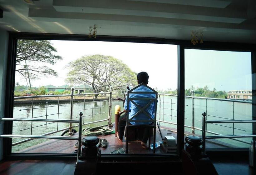 ホテル Sreekrishna Houseboat   Vaccinated Staff