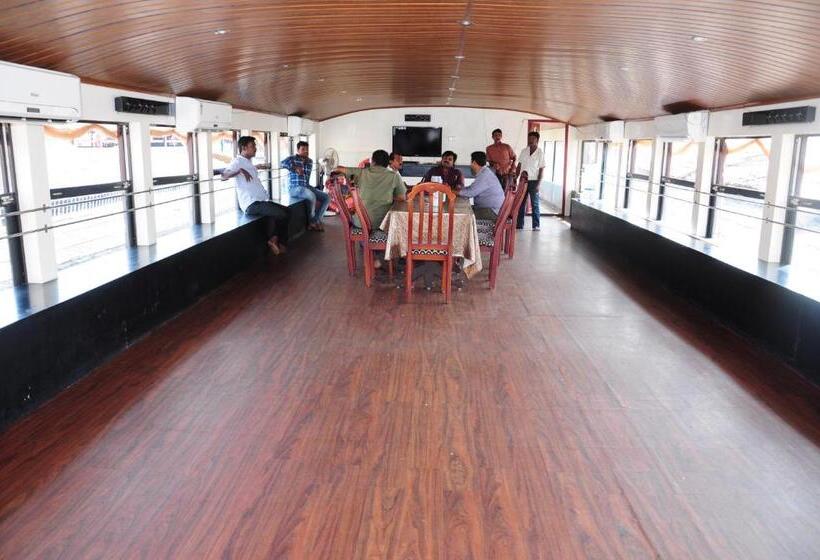 ホテル Sreekrishna Houseboat   Vaccinated Staff
