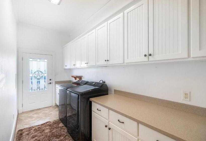 مُتل Tropic Island Resort