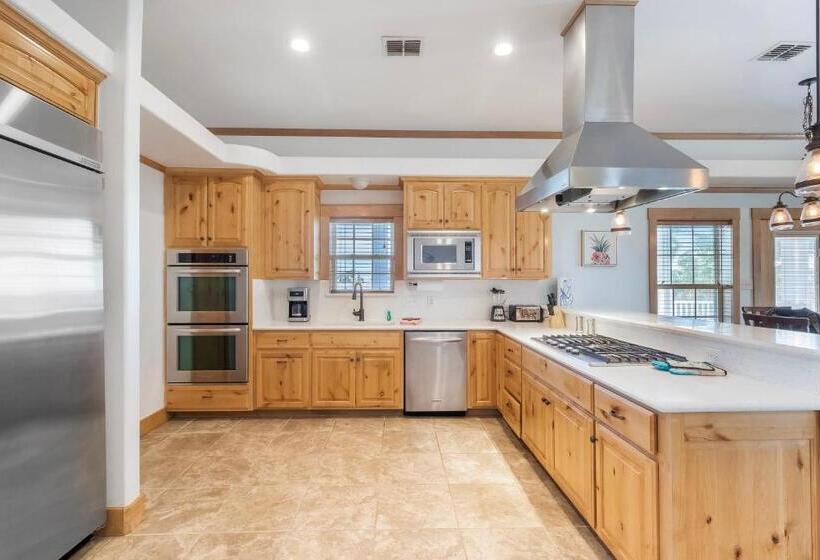 مُتل Tropic Island Resort