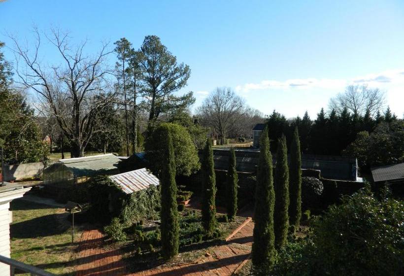 تختخواب و صبحانه Clevedale Historic Inn And Gardens