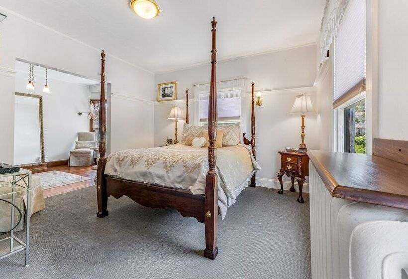 모텔 Castle Manor Inn