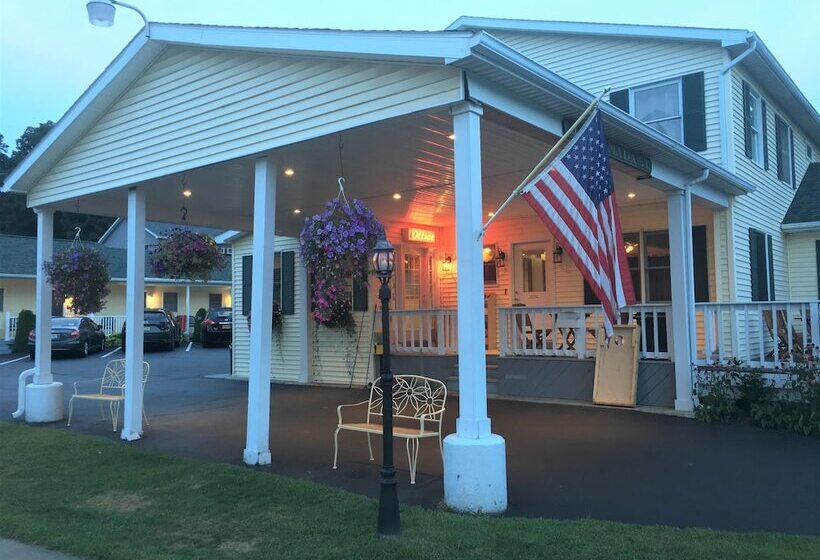 مُتل Heritage Of Lake George