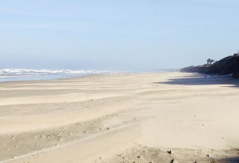 Tillicum Beach Motel   Formerly Deane S Oceanfront Lodge