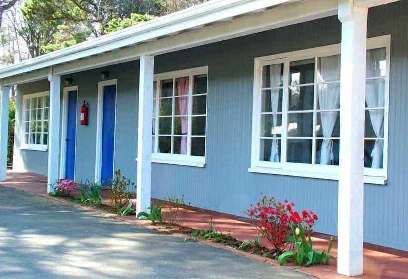 Tillicum Beach Motel   Formerly Deane S Oceanfront Lodge