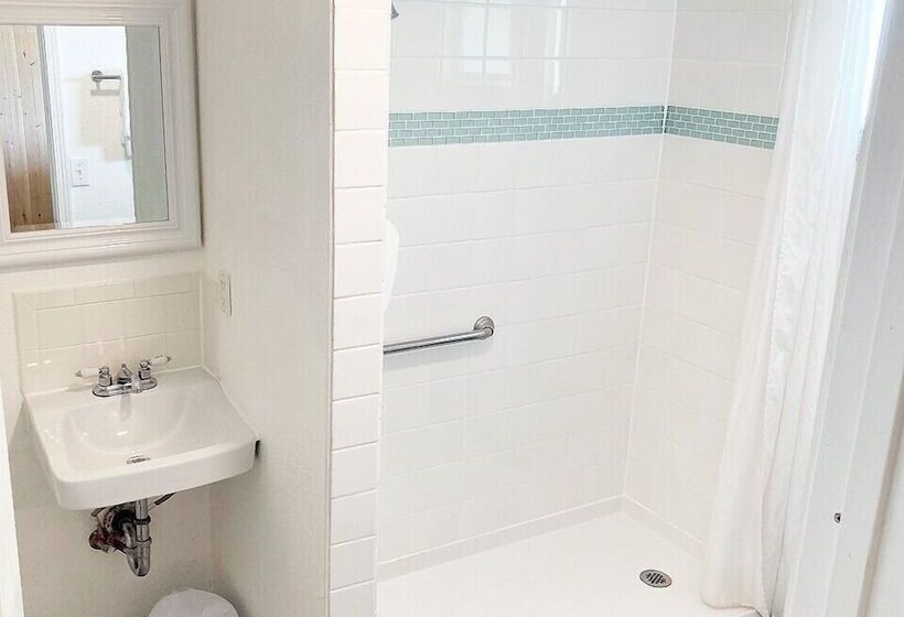 Tillicum Beach Motel   Formerly Deane S Oceanfront Lodge