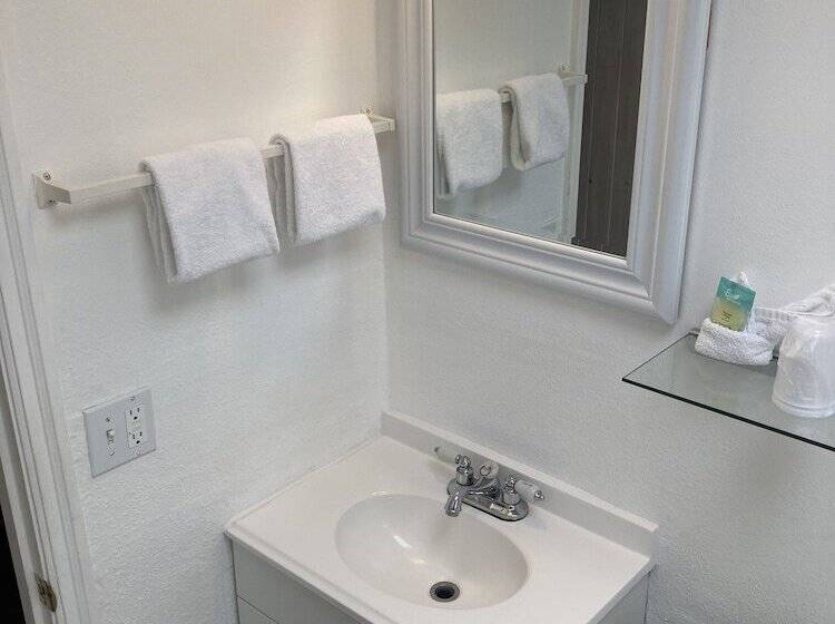 Tillicum Beach Motel   Formerly Deane S Oceanfront Lodge