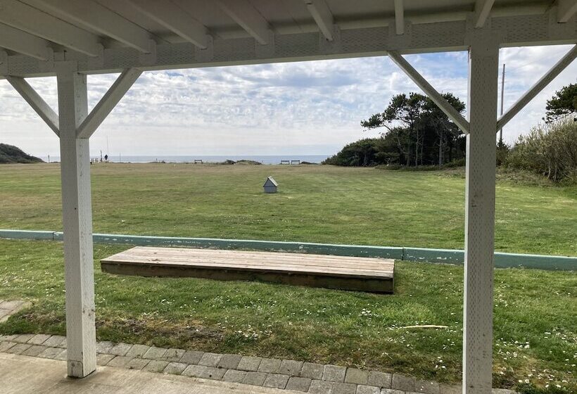 Tillicum Beach Motel   Formerly Deane S Oceanfront Lodge