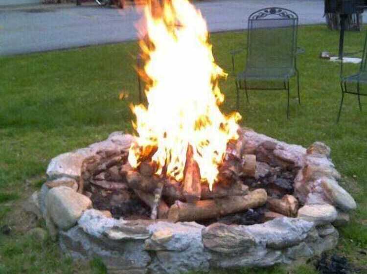 A Holiday Motel   Maggie Valley