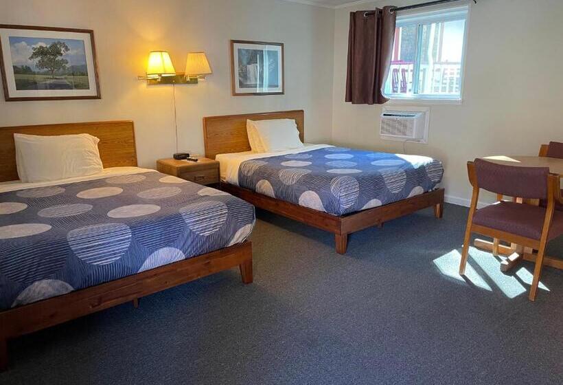 A Holiday Motel   Maggie Valley