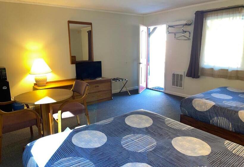 A Holiday Motel   Maggie Valley