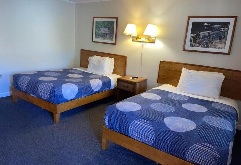 A Holiday Motel   Maggie Valley