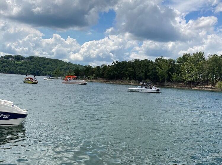 هتل Port Of Kimberling Marina & Resort