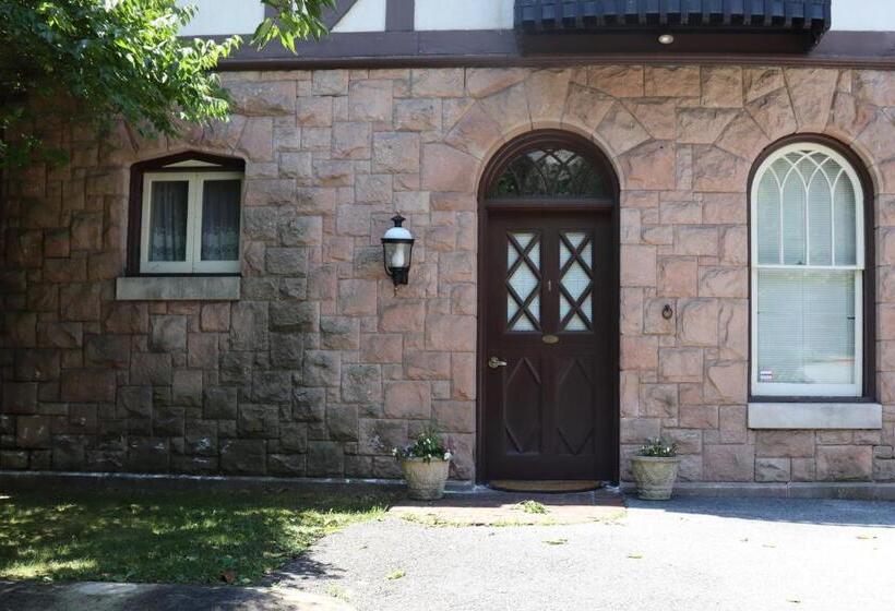 هتل The Gables At Stirling Guest