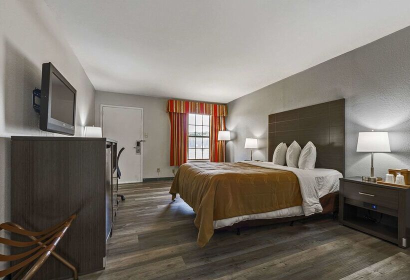 فندق على الطريق Quality Inn