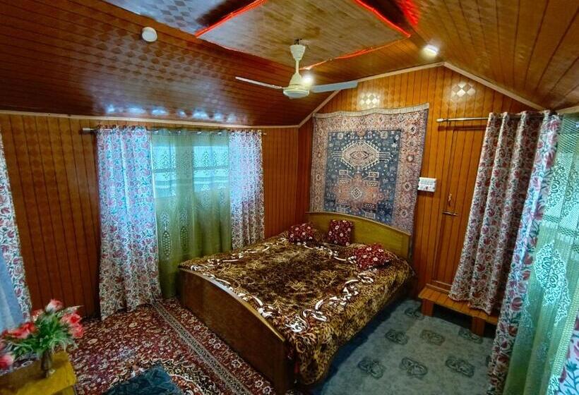 Отель The Dreamer Destination Houseboat