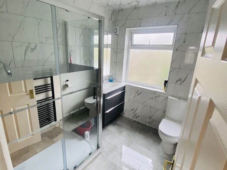 Резиденция Inviting 4 Bed House In Leeds