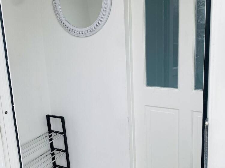 Резиденция Inviting 4 Bed House In Leeds