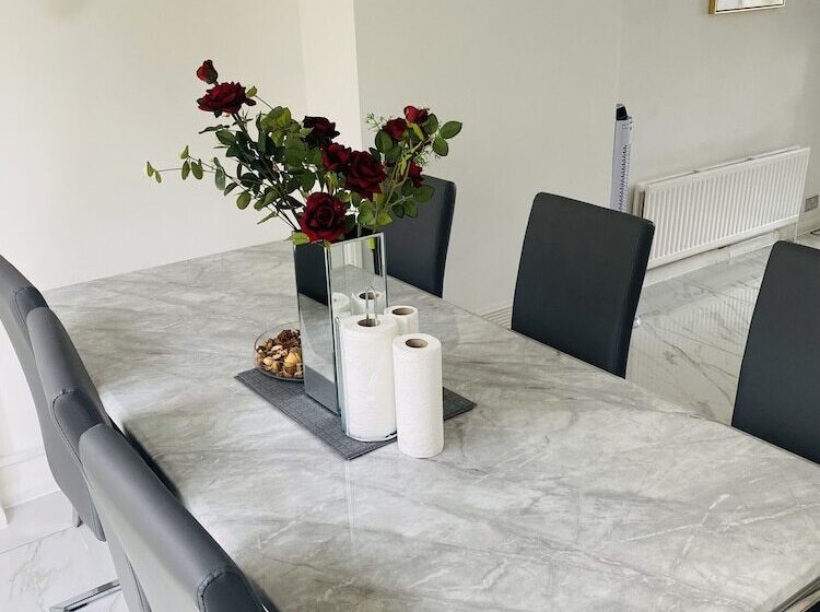 Резиденция Inviting 4 Bed House In Leeds
