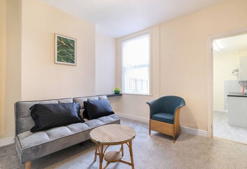 إقامة Lovely Large 2 Bed House With 2 Reception Rooms