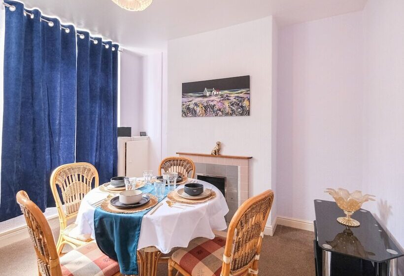 إقامة Lovely Large 2 Bed House With 2 Reception Rooms