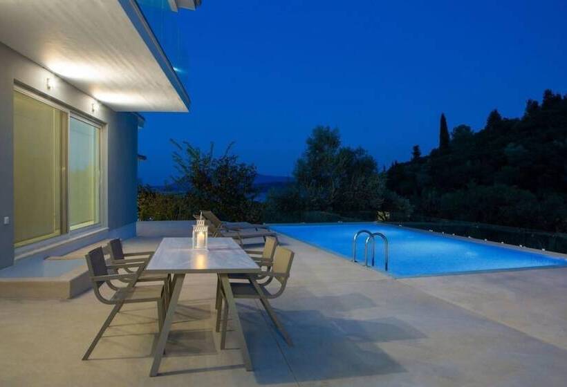 Villas Harriet   With Sea View And Near The Sea