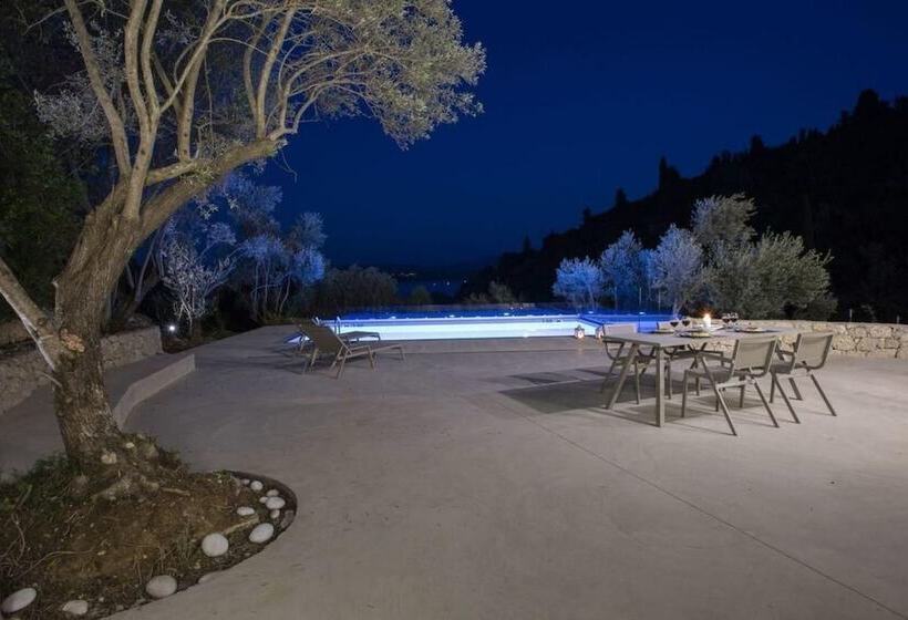 Villas Harriet   With Sea View And Near The Sea