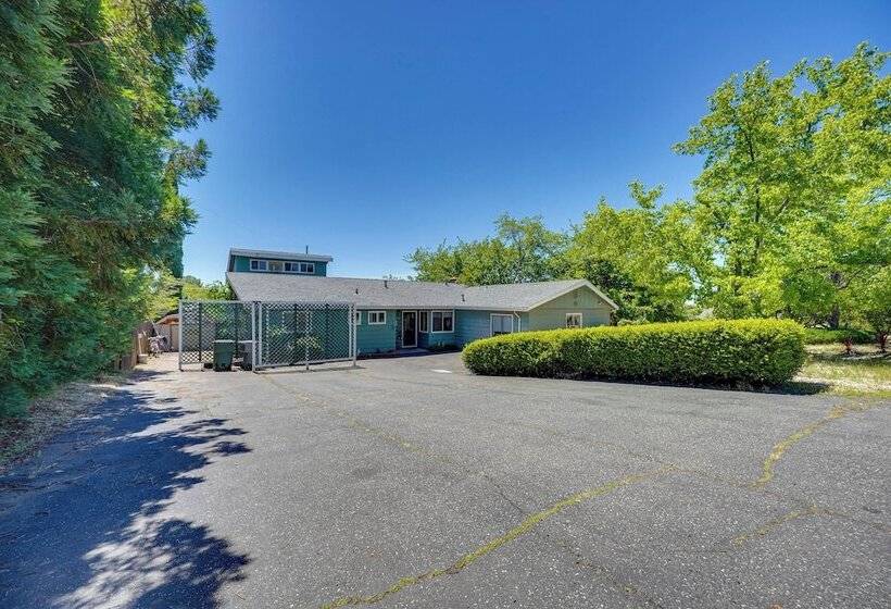 Auburn Cottage W/ Patios & Garden   3 Mi To Town!