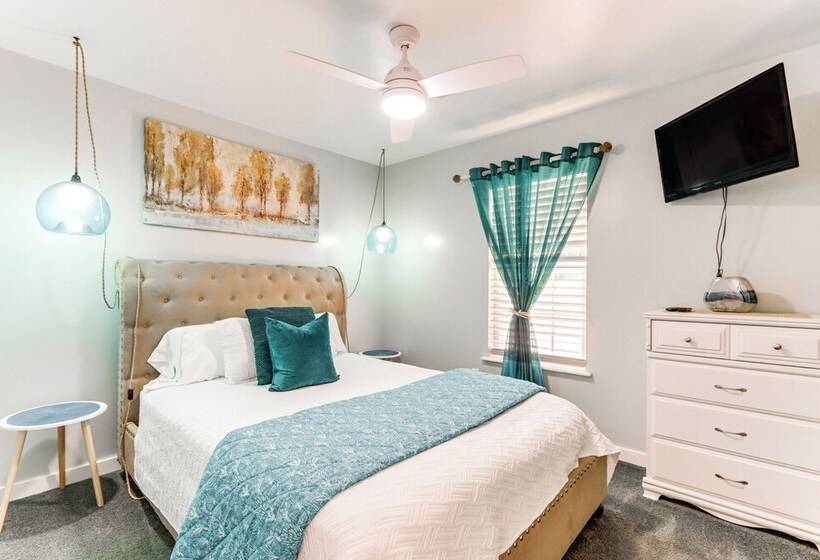 Beautiful War Eagle Cove Home: Walk To Beaver Lake