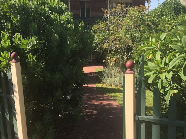 مبيت وإفطار Lakeside Shared Manor  Private 1 Or 2 Bedrooms Bathrooms Lounge Area & More